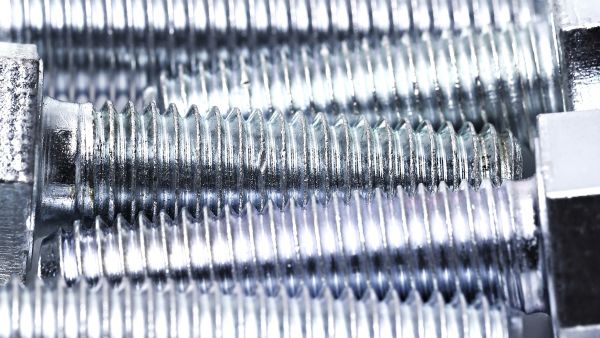 Fixadores galvanizados a fogo em estruturas mais resistentes e contatos com materiais diferentes