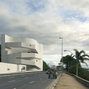 Onde já foi aplicado o vergalhão galvanizado por imersão à quente no concreto armado?